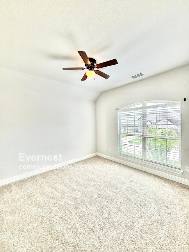 Building Photo - 566 Westwood Way Dr