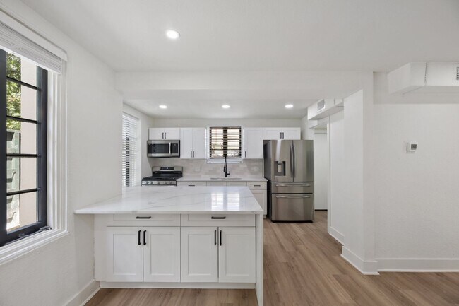 Building Photo - 8 BED 4 BATH Fully remodeled house in West...