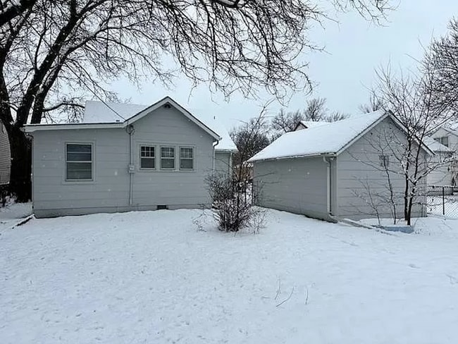 Building Photo - Stunning 3 Bed 1 Bath In Quiet Neighborhood