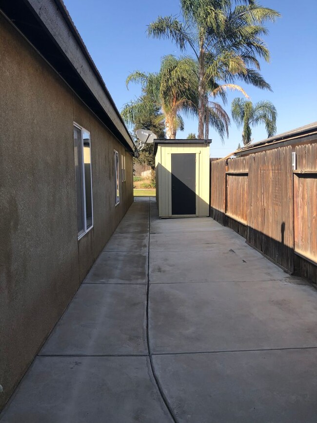 Building Photo - Northwest Bakersfield