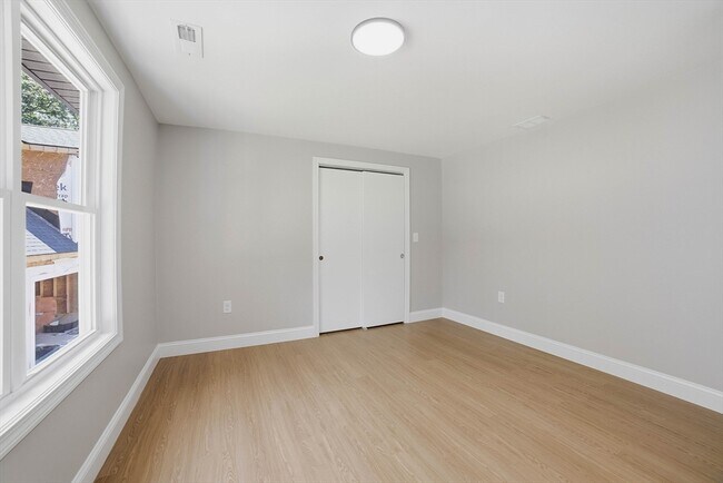 Building Photo - 44 Topsfield Cir