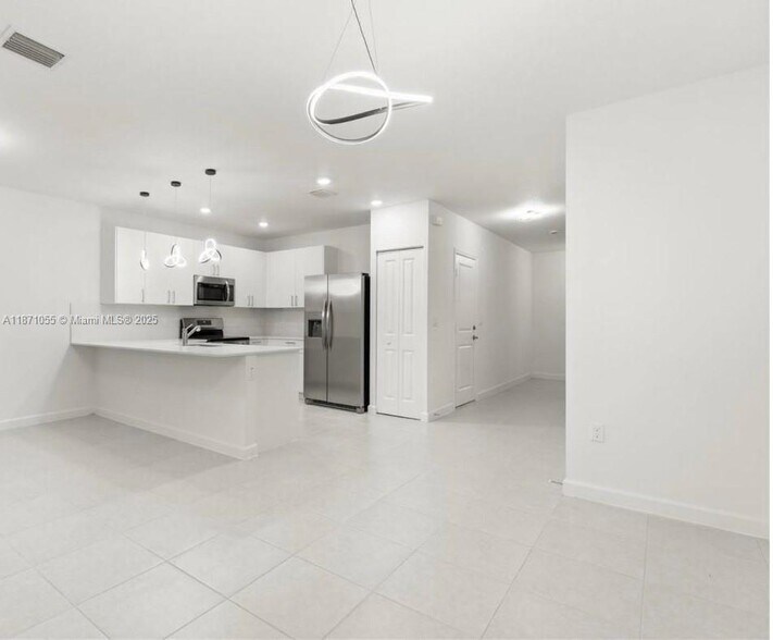 Building Photo - 5090 SW 37th St
