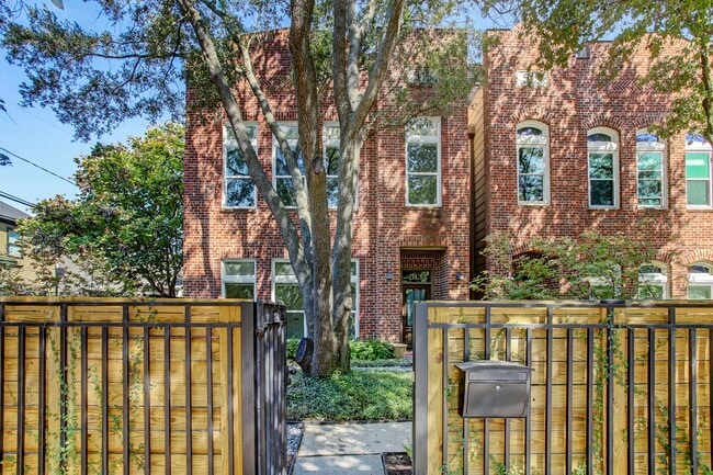 Building Photo - 513 E 11th St