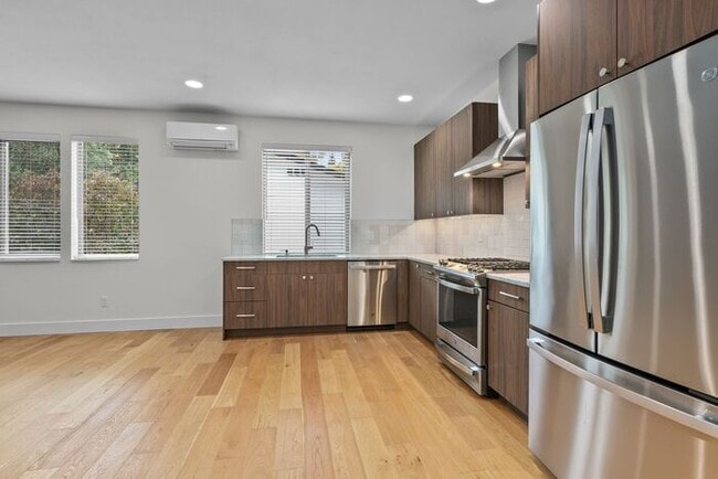 Building Photo - Stunning Ultra-Modern Central District Townhome w/ Air Conditioning