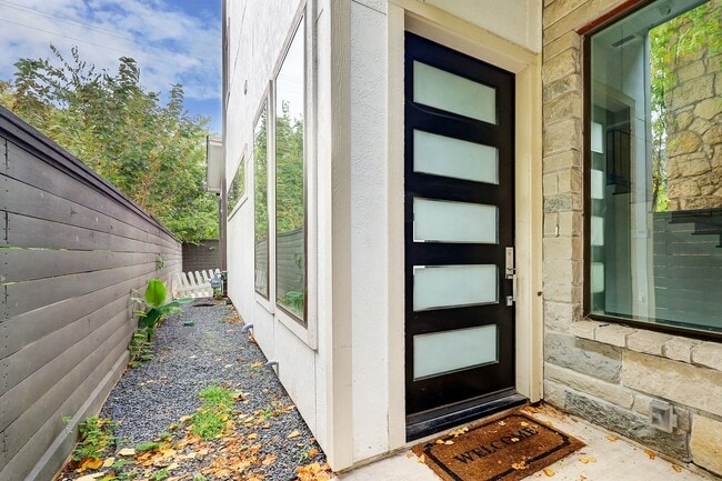 Building Photo - 609 W Pierce St