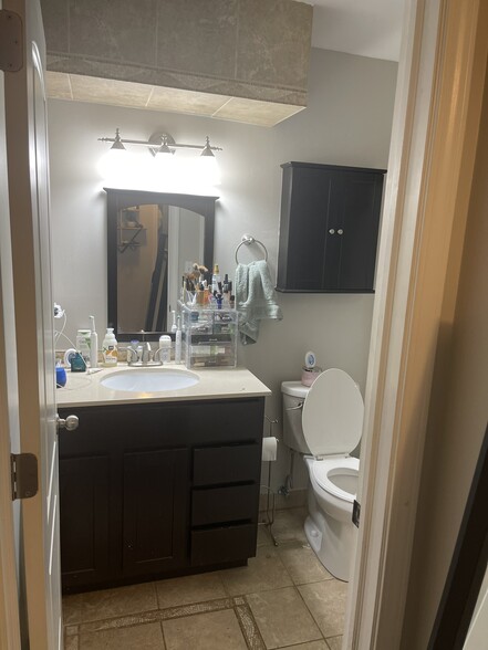 Bathroom - 4434 N Oakland Ave