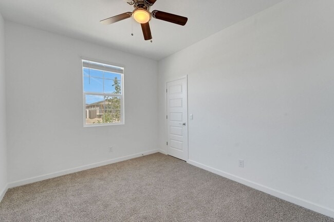 Building Photo - Charming 4BR House in Surprise