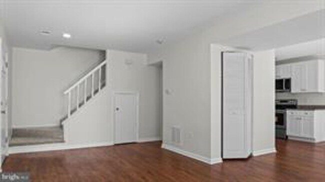 Building Photo - RENOVATED TOWNHOUSE WITH 3 BEDROOMS AND 1.5 BATHS, FENCED BACKYARD