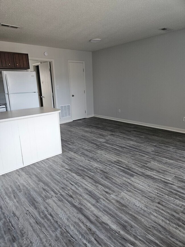 Building Photo - 1 BR 1 Bath at Green Valley Apartments
