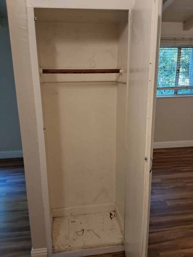 Building Photo - 2 bd 1 ba with off-street parking