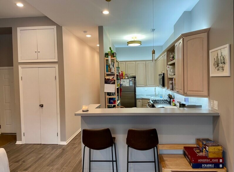 Kitchen - 857 N La Salle Dr