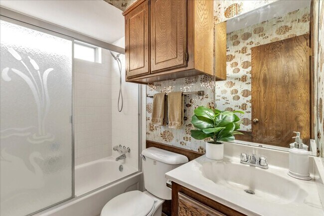 Building Photo - Adorable Yukon Home