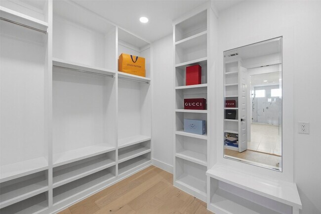 Building Photo - 408 Vista Buena Trl