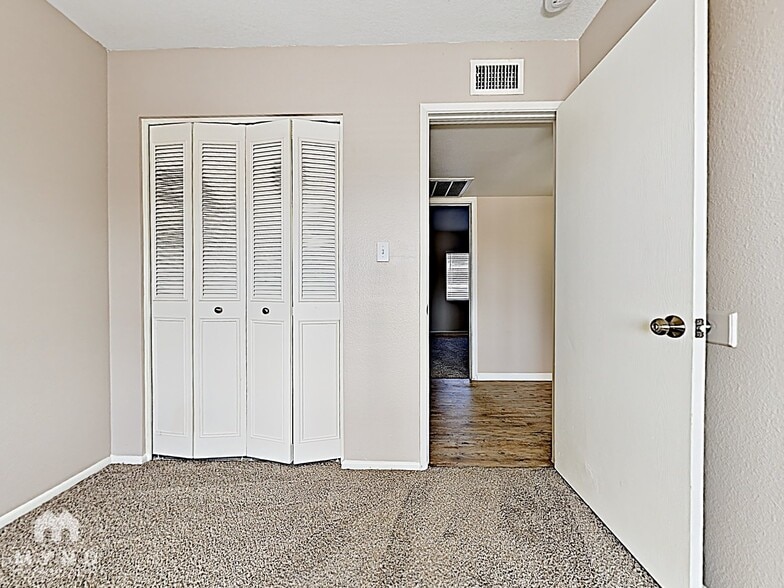 Building Photo - 8048 W Clayton Dr