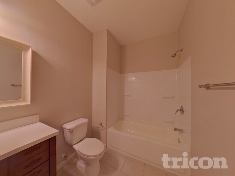 Building Photo - 1576 Queen Elizabeth Dr