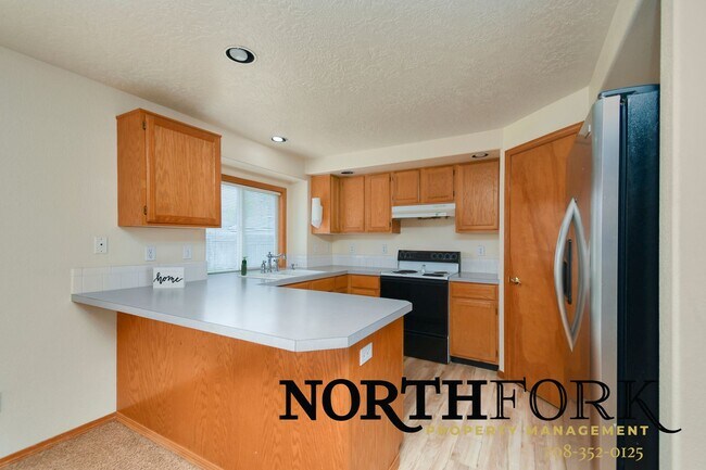 Building Photo - Comfortable Living with Room to Breathe