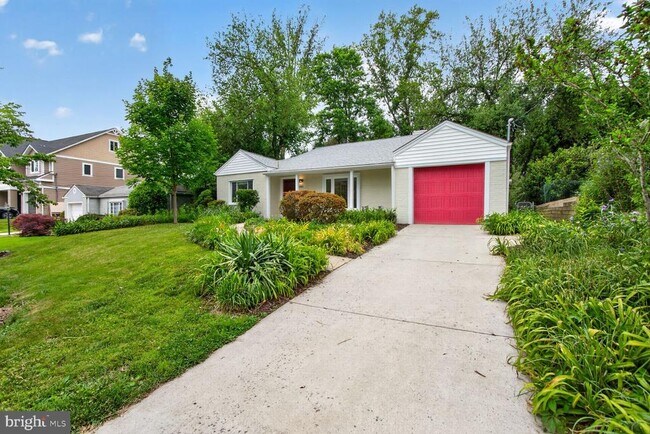 Building Photo - 3305 W Coquelin Terrace