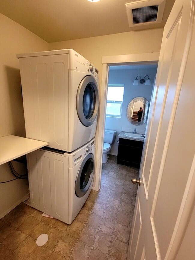 Building Photo - Large 4 Bed Split, Available Now! Pets Okay!