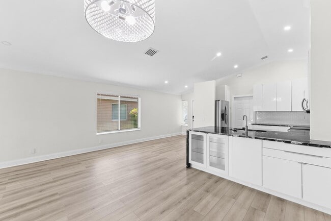Building Photo - 1425 Majesty Terrace