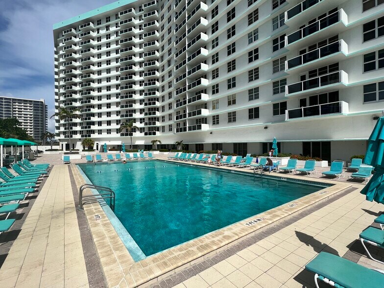 Building Photo - 3725 S Ocean Dr