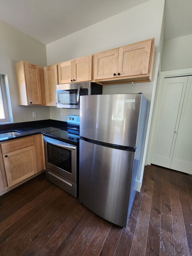 Building Photo - ***6 Month Lease***East Asheville Rental