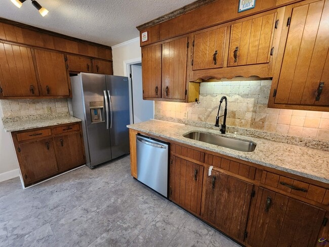 Building Photo - 515 Wilderness Dr