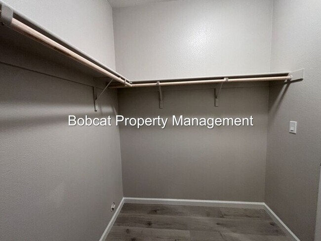 Building Photo - 860 Furlong Dr