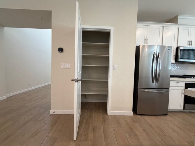 Building Photo - GORGEOUS 4 BED 3 BATH 2 CAR GARAGE SINGLE FAMILY HOME W/ LOFT, VAULTED ENTRYWAY, BACKYARD, AND BE...