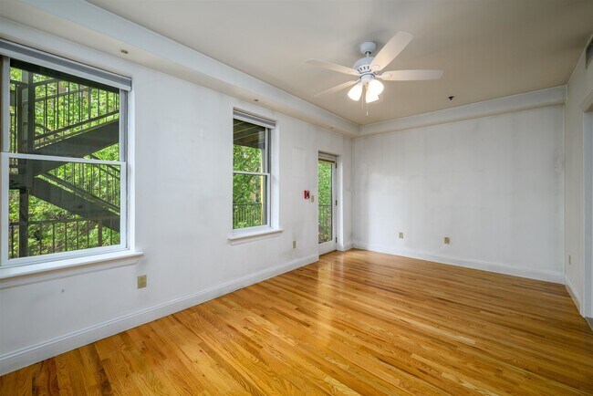 Building Photo - 912 Park Ave