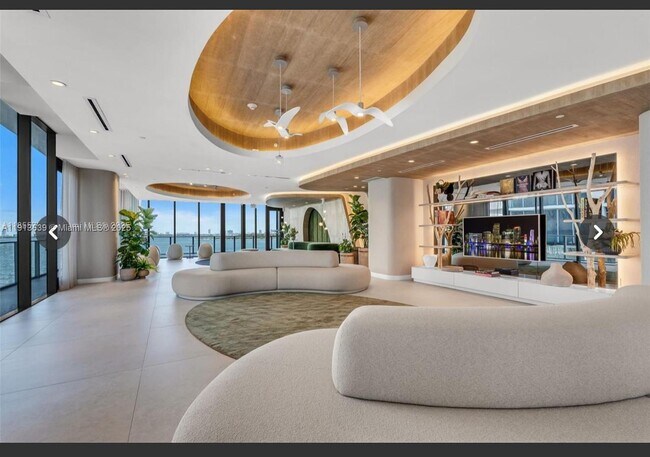 Building Photo - 700 NE 24th St