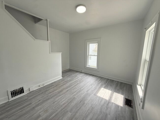 Building Photo - 358 Russell St