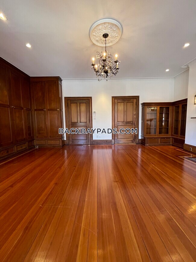 Building Photo - 370 Marlborough St