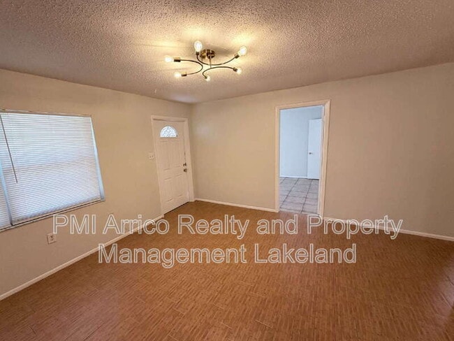 Building Photo - 1211 Robert King High Dr