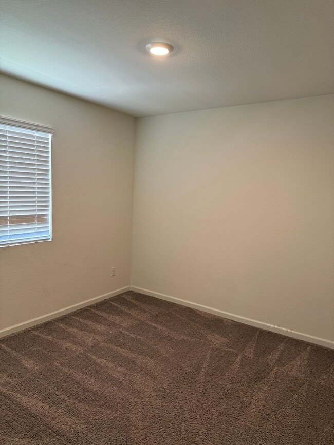 Building Photo - Beautiful 4 bed 2.5 bath in Sacramento!