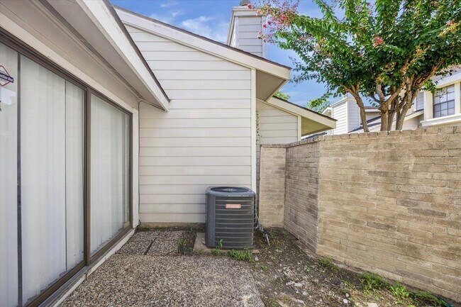 Building Photo - 11957 Bob White Dr