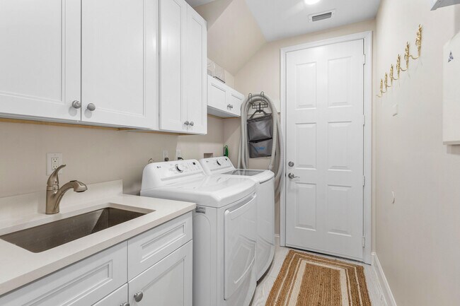 Building Photo - 550 Tomahawk Ct