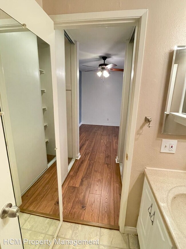 Building Photo - Studio, 1 bath House - 18 Streamwood
