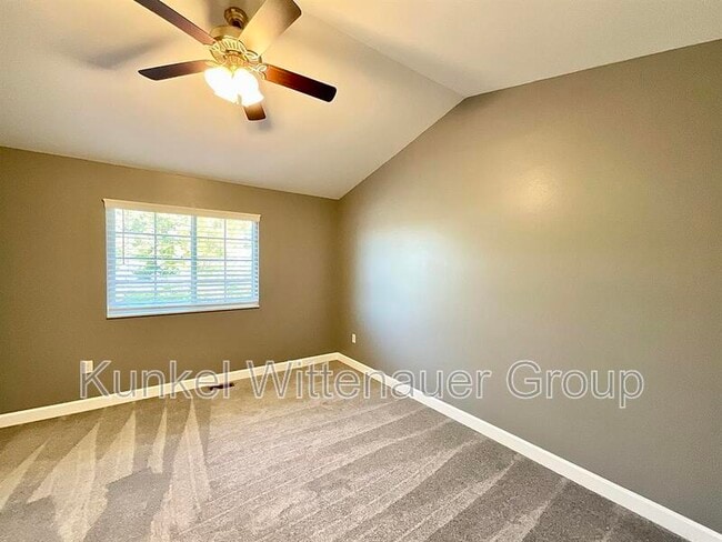 Building Photo - 704 Fountain View Dr