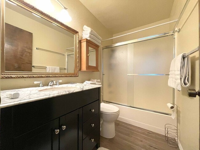 Building Photo - Cozy Apartment-All utilities paid in Lake ...