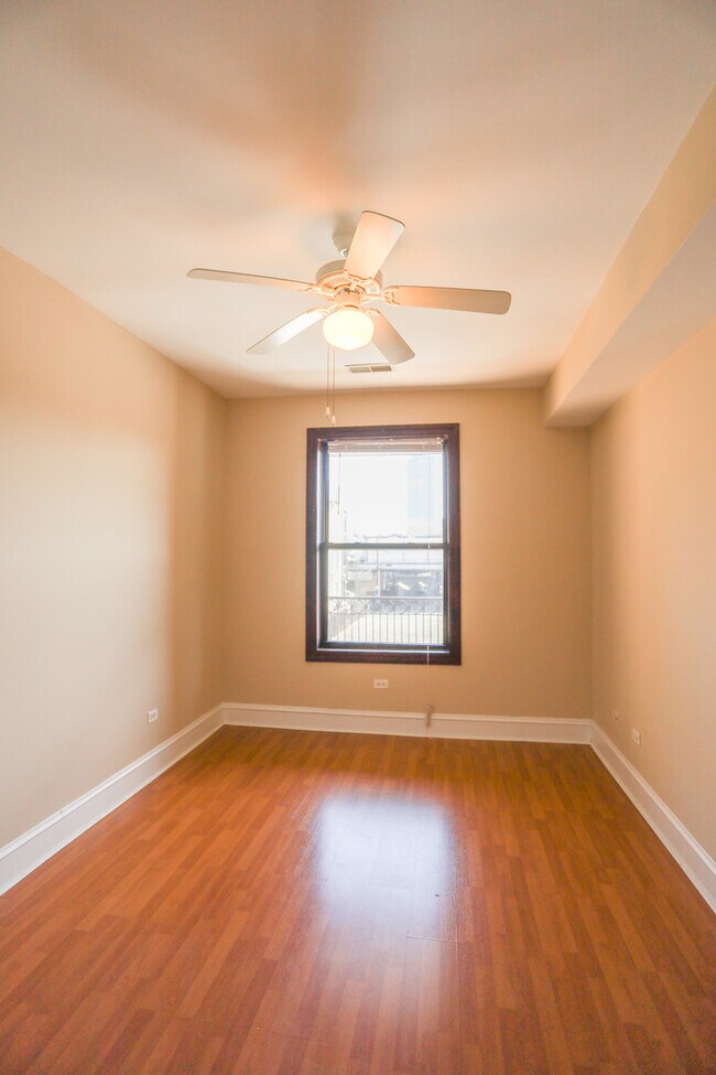 Building Photo - 3702 N Sheffield Ave