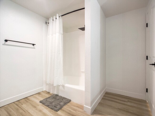 Building Photo - 14201 N 70th Way