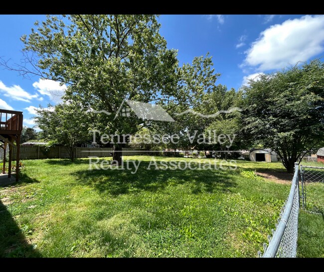 Building Photo - MOVE IN READY! Spacious 4 bed/2.5 bath spl...