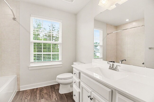Building Photo - Stunning & Spacious 3-Level Single Family Home in Lees Parke – Move-In Ready!