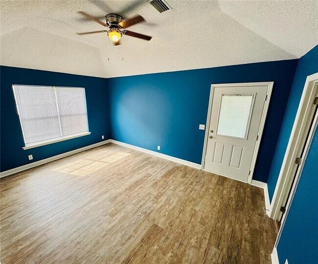 Building Photo - 312 Maple St