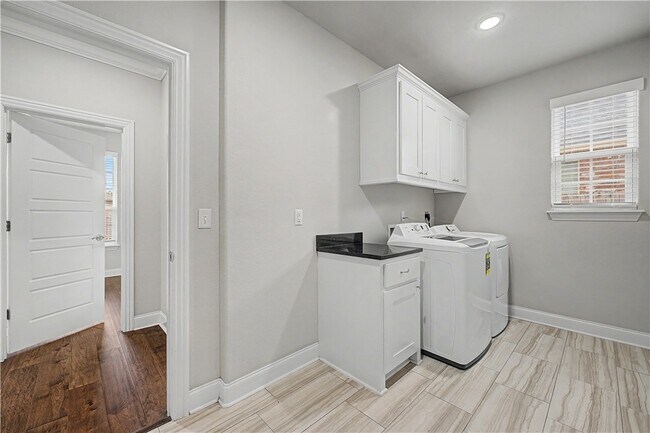 Building Photo - 431 Linda Ln