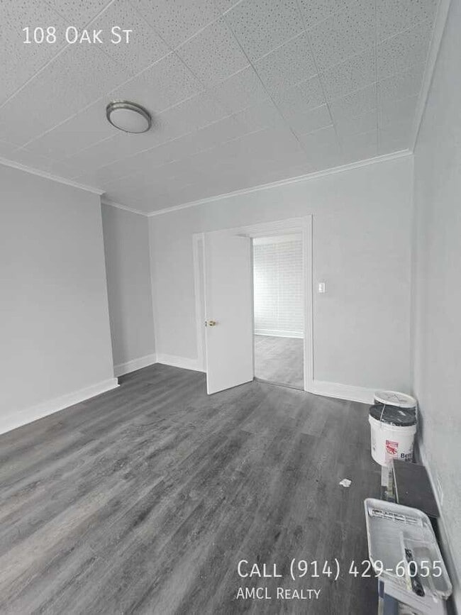 Building Photo - 108 Oak St