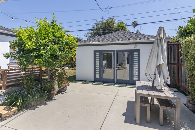 Building Photo - 2812 Stoner Ave