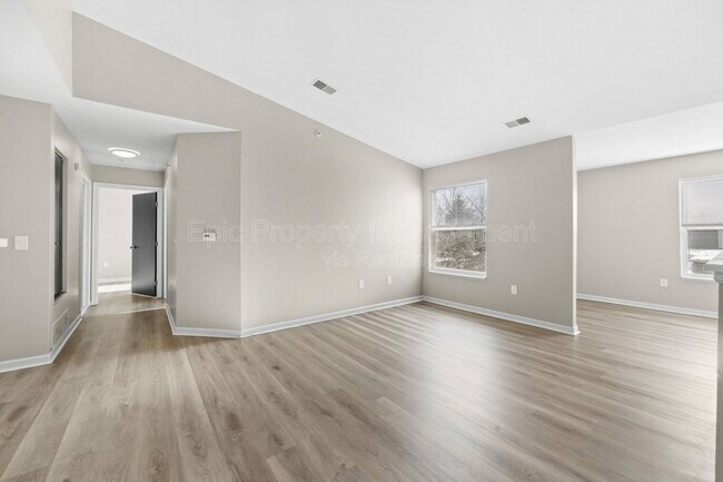 Building Photo - 9010 Charlotte Ct