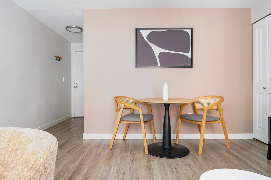 Building Photo - 526 Yale Ave N