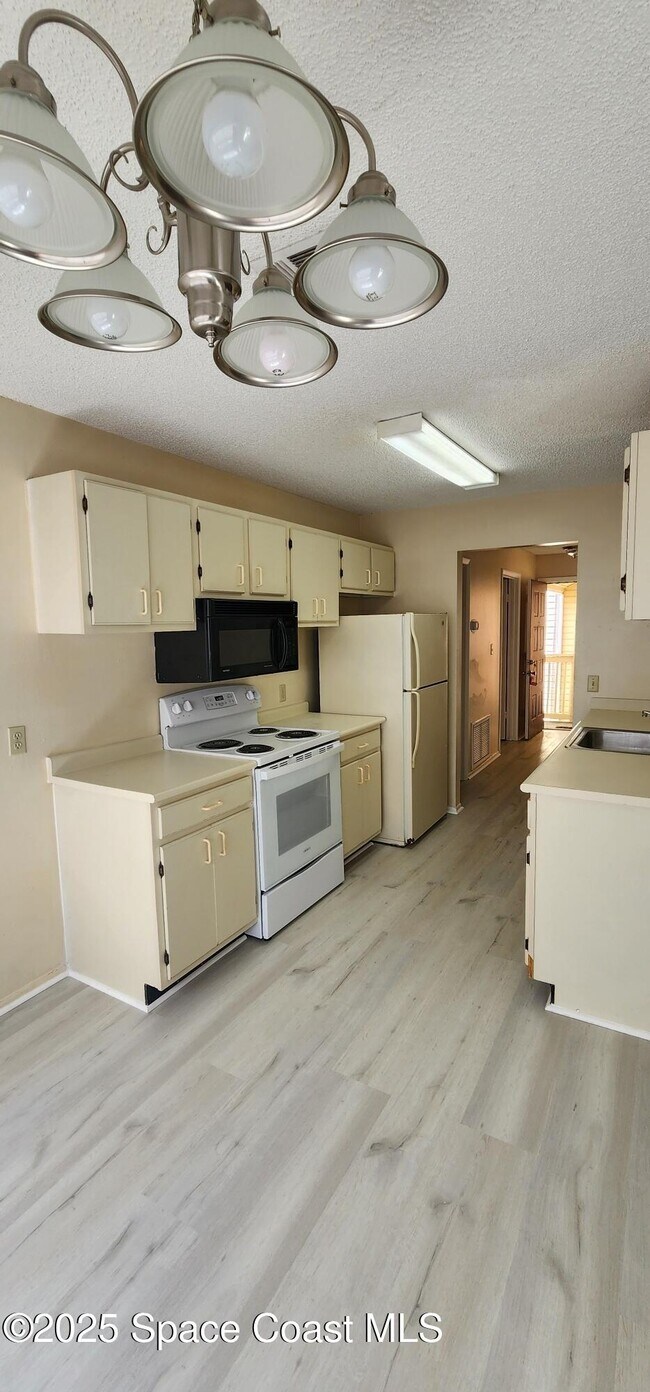 Building Photo - 225 S Tropical Trail